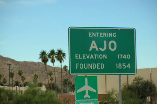 Hier machen wir eine Pause, geniessen eine Glacé und einen Kaffee...; wir sind erstaunt, wieviele Fahrzeuge der "Border Patrol" uns der Grenze entlang begegnet sind...; noch mehr staunen wir über die in Ajo liegende Kaserne... 
wir haben auch noch nie an einer gefahrenen Strecke so viele Kreuze gesehen...; warum auch immer...!!!