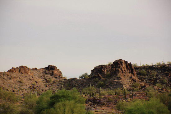 Kurz nach diesen Bergen werden auch wir in einem grösseren, überdachten Kontrollzentrum angehalten...; die Begrüssung;  "I love your car", kurze Kontrolle meines Passes, ein paar Worte gewechselt und schon sind wir wieder draussen...