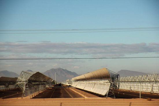 Hier ist ein top modernes Solarfeld im Aufbau begriffen...