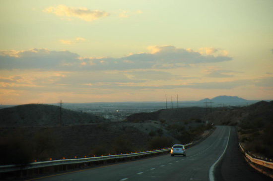 Wir brausen unserm Ziel entgegen - Yuma...; 
hier bleiben wir zwei Nächte... und sind mal wieder die Jüngsten auf dem CP...; viele Amerikaner aus den nördlichen Bundesstaaten sowie Kanadier überwintern hier an der warmen Sonne...; 
natürlich gefällt auch uns der Poolbesuch am Nachmittag...!