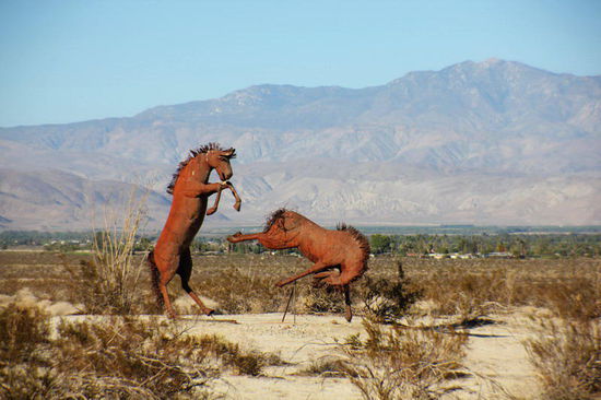Der Ort Borrego Springs profiliert sich mit "Kunst in der Wüste...