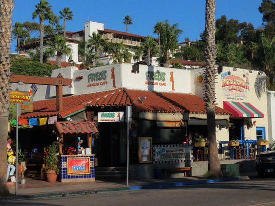 Übrigens - die blauen Streifen am Trottoirrand bedeuten: P für Gehbehinderte...; roter Streifen: Parkverbot...; gelber Streifen: für Güterumschlag - P 10 Minuten gestattet...