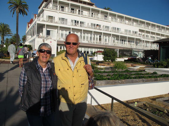 Bummel an den Strand...; im Hintergrund ein Nobelhotel...