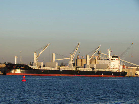 Im Hafen der San Diego Bay vertäut - Fracht- und Passagierschiffe...