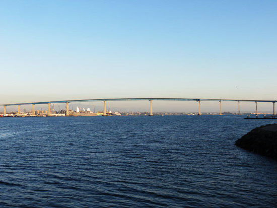 Die Coronado Peninsula ist mit der Downtown über diese 4 km lange Brücke verbunden...