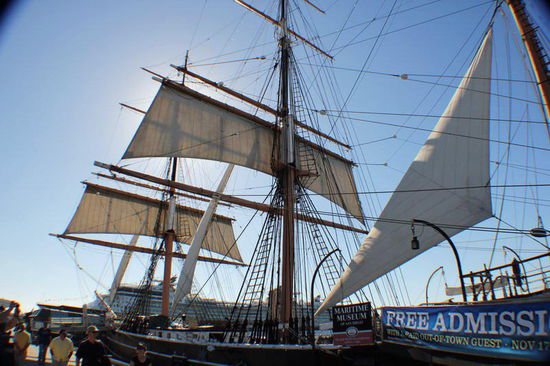 Das Maritim-Museum in Form eines alten Segelschoners - "Star of India"...