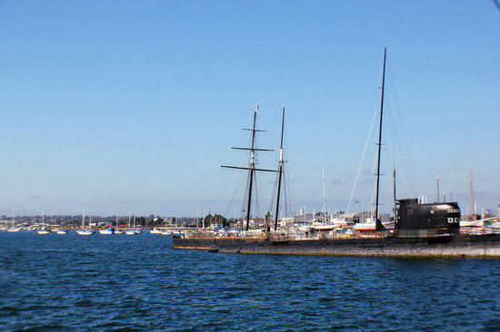 Dahinter ist ein altes U-Boot vertäut...