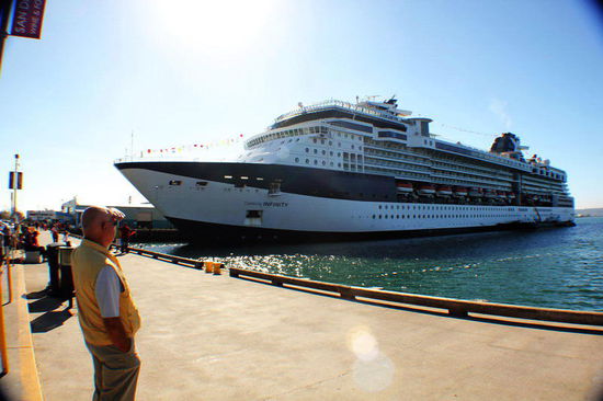 Ein Kreuzfahrtschiff an der San Diego Bay...