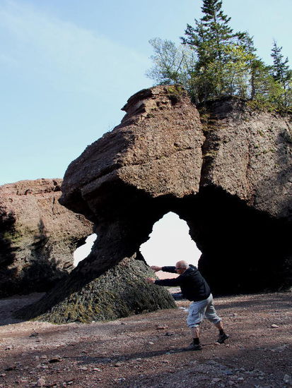 Wir spazieren hier gemütlich rum...; wenn man bedenkt, dass bei Flut hier die gewaltigen Wassermassen einströmen... Bei Moncton befindet sich der grösste Tidenhub der Welt - der Unterschied zwischen Ebbe und Flut beträgt bis zu 21 Metern...