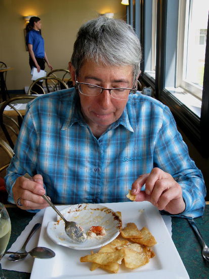 Geniessen in einem Restaurant ein feines Essen - hier leider der Rest von "Hummer an einer Käsesauce"...; selber habe ich den "Calamari" den Vorzug gegeben...