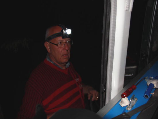 Spätschicht - irgendwo tröpfelt Wasser, der Schaden muss behoben werden...