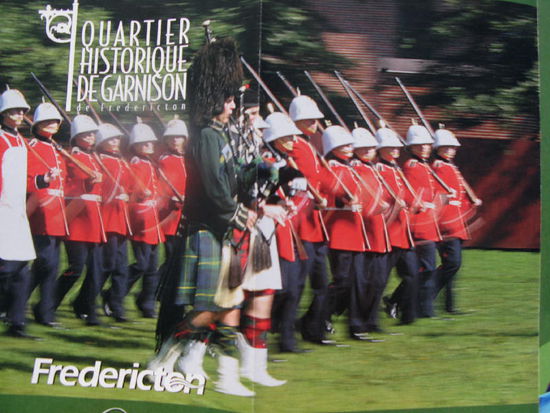 Fredericton, die Hauptstadt von New Brunswick... - eine Garnisonsstadt...; hier wurden die Soldaten im 1. und 2. Weltkrieg auf ihre Einsätze vorbereitet...; da heute ein langes Wochenende verbunden mit dem Feiertag Victory Day ist, gibt es kein Zeremoniell!