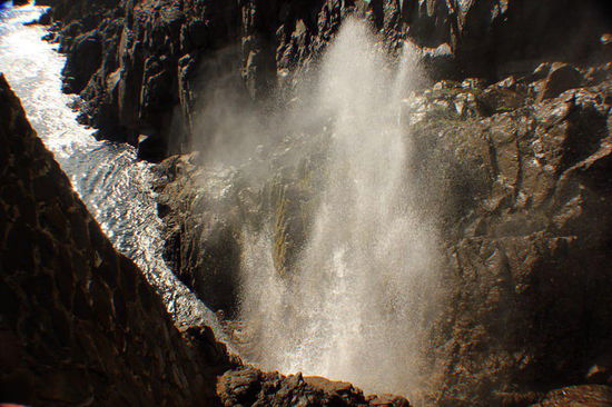 La Bufadora ist eine beliebte Gezeitenwasserfontäne...; es handelt sich um eine Felsritze, die einen Wasserstrahl rund 30m in die Luft hinaufpresst zur Freude der Schaulustigen - und je nach Wind gibt es eine feine Erfrischung von oben...!