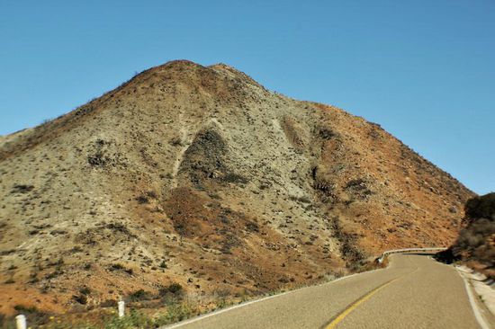Die Strasse führt steil den Berg hinan, z.T. so steil, dass ich bis in den ersten Gang runterschalten muss...