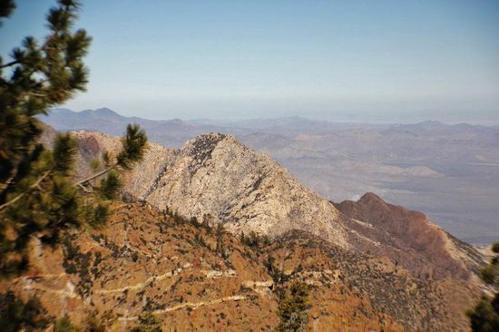 Auf dem Vorplatz des Observatoriums werden wir auch noch vom Leiter der Anlage begrüsst...