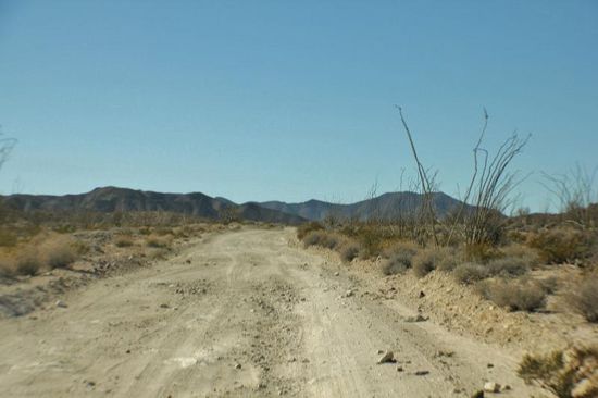Zuerst fahren wir auf der Hauptstrasse, dann biegen wir ab - 4x4 eingelegt und ab geht's - offroad ist angesagt...