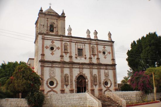 Im Zentrum von San Ignacio steht die hübsche Jesuitenkirche...