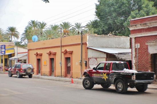 Wir schlendern etwas durchs Dorf und essen in einem nahen Kaffee feinen "Pay de Datil" - einen Dattelkuchen... - mmhhh - lecker...
Im ? fragen wir nach "Wale watching" auf der Lagune San Ignacio... - leider sind die Wale noch nicht eingetroffen! Die Saison beginnt erst Mitte Januar....