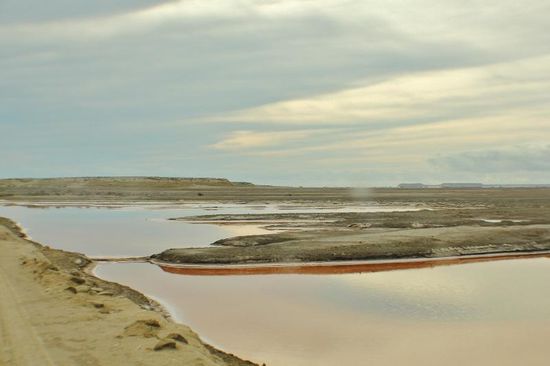 Mitten durch die Lagune führt eine Piste...