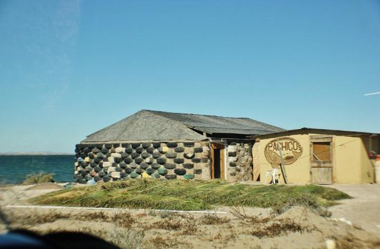 Hausbau mit alten Autoreifen...!