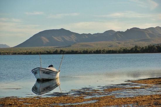 In San Lucas finden wir einen ruhigen CP...; am Abend gönnen wir uns eine herrliche Suppe und Tortillas im nahen Restaurnat... - echt super...;
Und wer fährt vor? Unsere polnischen Freunde, die wir in an Diego kennengelernt haben....