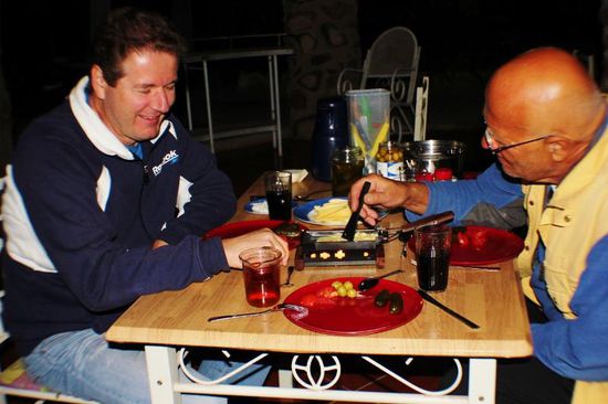 Bei einem Raclette Mexicain beschliessen wir mit Jean Marc den Abend...; sorry - wir können einfach keinen Wallliser Raclette Käse und keinen Fendant auftreiben...; gemundet hat es trotzdem ausgezeichnet...