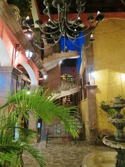 Abends zeigt uns der Hotelbesitzer die Lobby des Hotels...