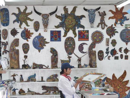 Ein Künstler der besonderen Art - er beklebt und verziert allerhand Gegenstände mit kleinen farbigen Kügelchen... - wahre Kunstwerke...!
