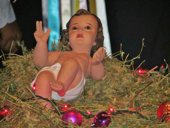 Das Christkind liegt draussen im Vorhof der Kirche...