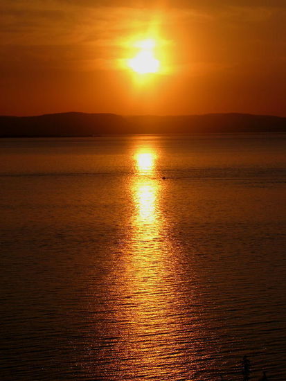 Wir geniessen einen herrlichen Sonnenuntergang am St. Lorenzstrom. Tags darauf fahren wir rund 280 km nach Québec. Leider schüttet es zeitweise wie aus Eimern! Den Nachmittag verbringen wir mal wieder bei Nelly und Toni, die bereits auch dem CP stehen... Sie laden uns in ihrem IVECO zu einem herrlich duftenden Kaffee ein... Das Regenende lässt auf sich warten - also wird gequascht und geredet und allerhand Informationen ausgetauscht. Irgendwann war denn der Campari "alle" und Zeit zum Nachtessen... Danke recht herzlich Nelly und Toni. Irgendwo werden wir uns wieder mal sehen...