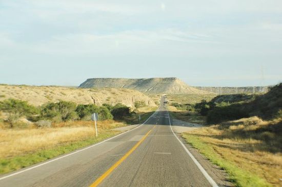 Endlich wieder auf Asfalt...; nach den vielen Kilometern "Buckelpise" eine echte Wohltat...