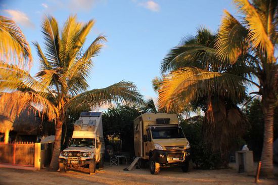 Wir sind in Todos Santos auf einem kleinen, aber feinen CP...; hier wollen wir das Jahresende und den Neujahrsanfang verbringen...; Kathrin und ich fahren zuerst in den <ort Todos Santos...; wir haben erfahren, dass hier in einer kleinen Buchhandlung ein Camping-Führer erhältlich sei...; und wir haben ihn gefunden...!
Herzlichen Dank Andrea und Leandro für den guten Tipp...!