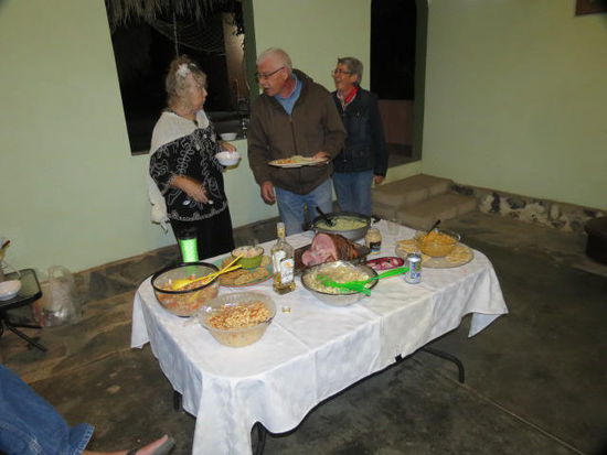 Jeder bringt, was er hat und so ergibt sich ein herrliches Buffet...