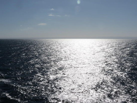 Auf dem offenen Golf von Californien...;
nachts um halb elf treffen wir in Topolobambo auf dem Festland Mexikos ein...; nur die Fahrer dürfen zu den Autos, die restlichen Passagiere müssen das Schiff zu Fuss verlassen...;
wir verabreden uns auf einem CP in Los Mochis, geben die Koordinaten ein...; los geht's - mal schauen wo Kathrin ist...