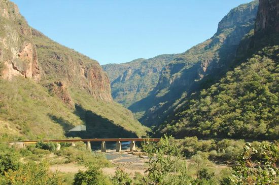 Um die Höhe zu überwinden, braucht der Zug verschiedene "Kehrtwenden"...