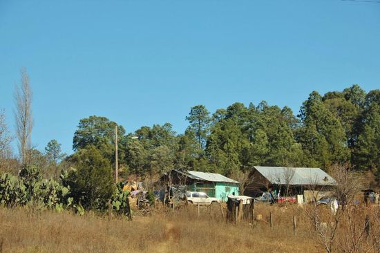 Wir fahren an verschiedenen abgelegenen Weilern vorbei...