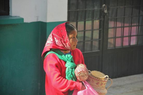Die Einheimischen versuchen an den Bahnhöfen ihre selbstgeflochtenen Gegenstände zu verkaufen...