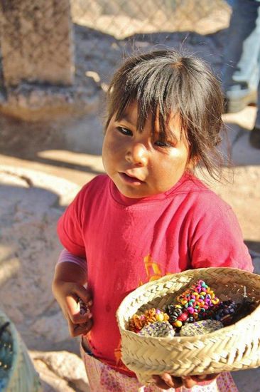Viele Verkaufsstände sind aufgebaut...; auch die Kleinsten sind in den Verkauf der Güter einbezogen...