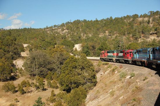Die Fahrt führt weiter nach Creel auf 2330 m Höhe...; hier steigen wir aus und checken im Best Western-Hotel für eine Nacht ein...