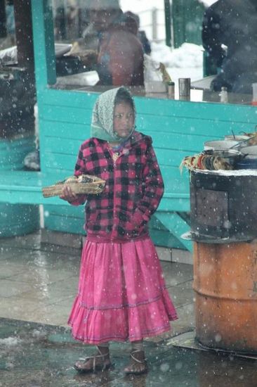 Sie steht fast barfuss im Schnee und die Geschäfte laufen schlecht...
