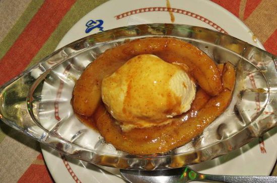 Flambierte Bananen mit Vanille-Eis...; lecker, lecker....!
Gleichzeitig gilt es auch Abschied zu nehmen von Nelly und Toni! Sie werden morgen südwärts fahren, uns zieht es nochmals nach Creel...