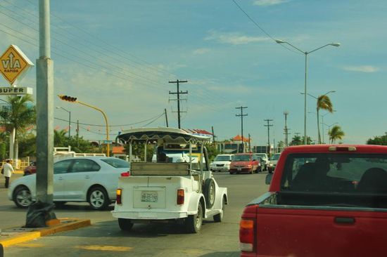 Am Morgen verlassen wir Mazatlan und damit auch Nelly und Toni...; zwar nicht im weissen VW-Taxi, sondern im Leomobil...