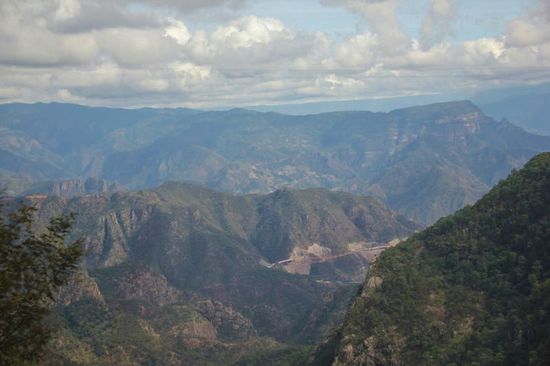 Die Umgebung wird gebirgig, die Strasse schmal und kurvenreich...