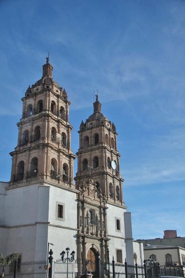 Hier die Kathedrale...; Durango liegt auf 1912 m und hat 480'000 Einwohner...; Es ist eine entspannte Cowboy- und Geschäftsstadt mit einer schönen Plaza de Armas, herrlichen Kolonialbauten, vielen Hotels und Restaurants...