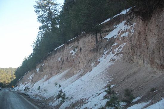 Kommt uns doch irgendwie bekannt vor...; Schneereste...;
am späten Nachmittag treffen wir wiederum in Creel ein...; wir sind die einzigen Gäste auf dem CP beim Hotel Villamexicana...; zuerst fahren wir nochmals zum Touristenbüro und erkundigen uns nochmals über die Strecken in der "Barranca del Cobre"...; wir sind nun entschlossen, die Offroad-Strecke zu fahren...; im nahen Restaurant gehen wir essen und anschliessend früh zu Bett...; es wird eine bitterkalte Nacht mit - 15°C - im Auto selber messen wir am Morgen - 10° C...! Trotzdem - gefroren haben wir nicht...! Ein gutes Frühstück soll uns Kraft geben für den kommenden Tag...
