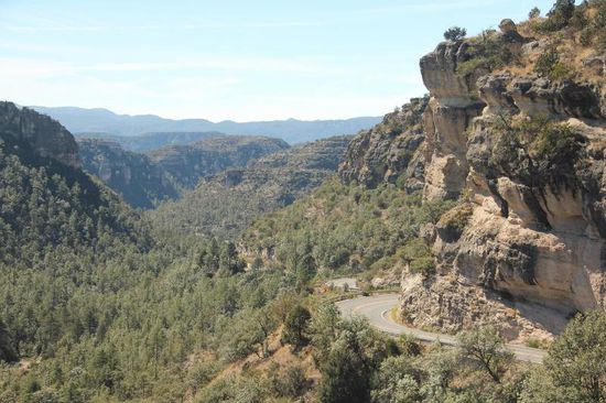 Die Strasse ist kurvenreich, aber problemlos zu befahren...