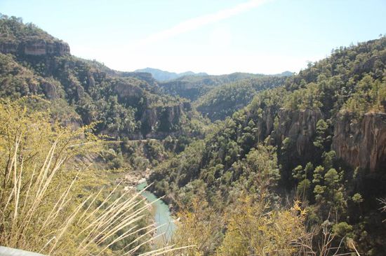 Immer wieder neue Ausblicke in tiefe Täler...