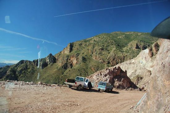 Wir nähern uns einer Baustelle für eine neue Strasse...