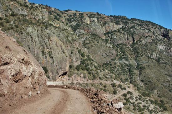 Ein Bauarbeiter zeigt uns den Weg ins Tal hinunter...