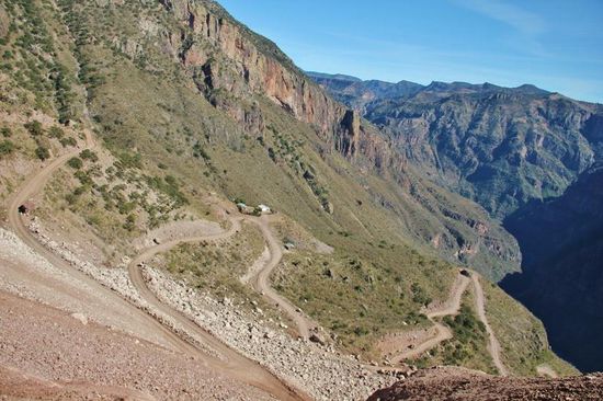 Und so zieht sich die Strasse hinunter...